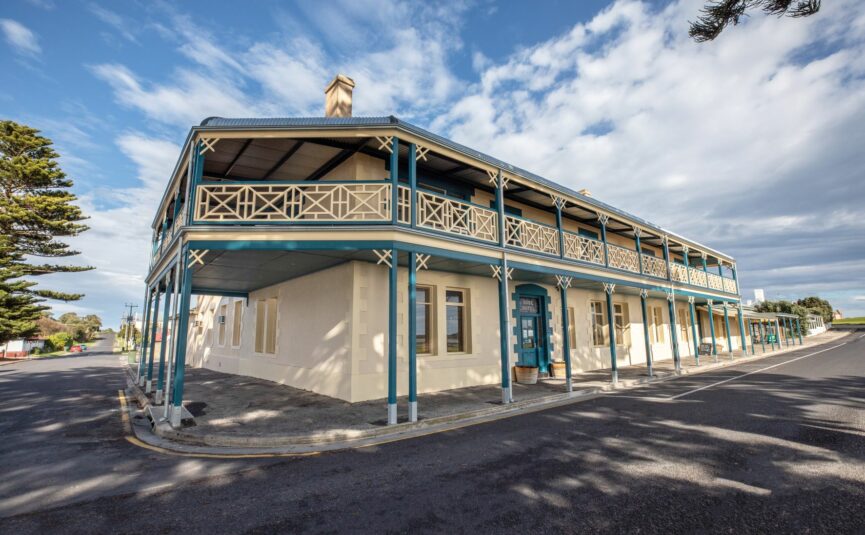 ROBE-HOTEL001-865x535-1